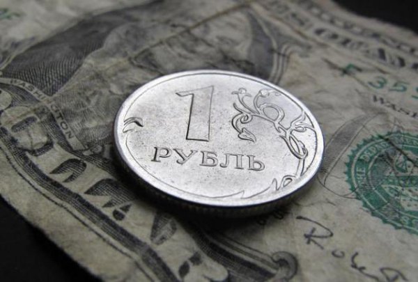 Зависимость национальной валюты РФ от стоимости нефти достигла 90%