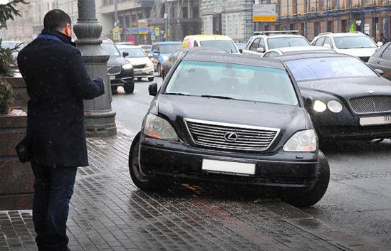 На месте снесенных торговых объектов в Москве начали появляться стихийные парковки