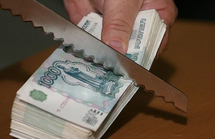 Больше трети компаний РФ планируют урезать зарплату собственным сотрудникам