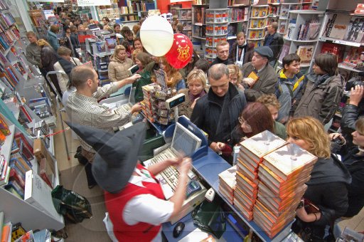 Медведев намерен разобраться с торговым сбором для книжных магазинов