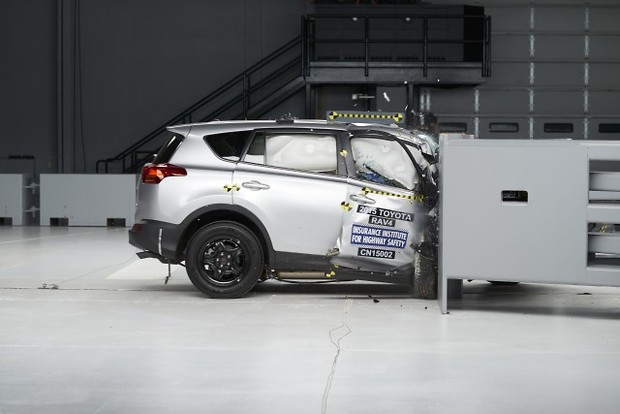Toyota RAV4 не прошел фронтальный краш-тест со стороны пассажира