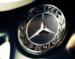 Binomo  Mercedes-Benz