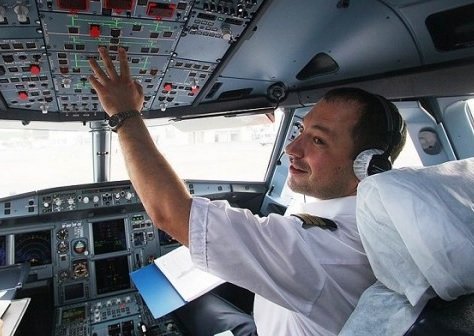 «Аэрофлот» продолжает экономить на заработных платах сотрудников