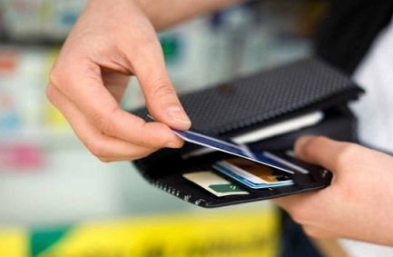 Власти намерены запретить обналичивать средства по анонимным платежным картам