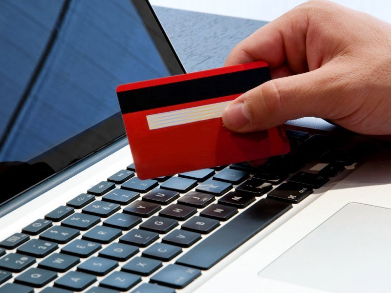 Онлайн-магазины обяжут принимать банковские карты