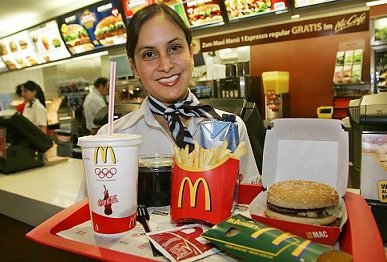 В столичных McDonald’s начали работать официанты