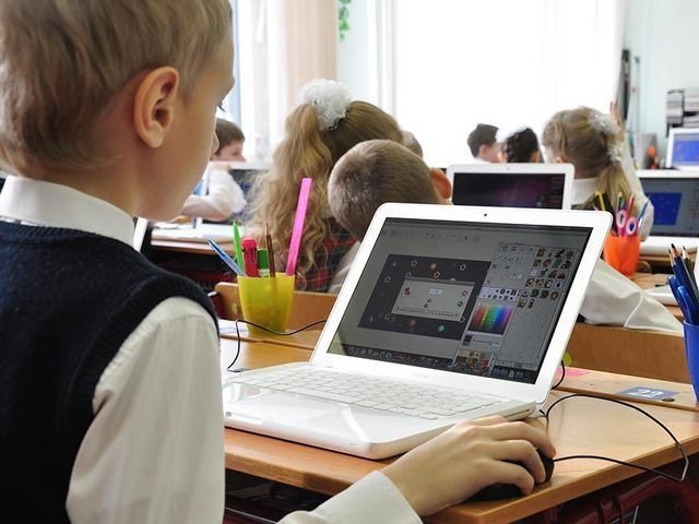 Дочерняя структура «Роснефти» оснастит компьютерами столичные школы