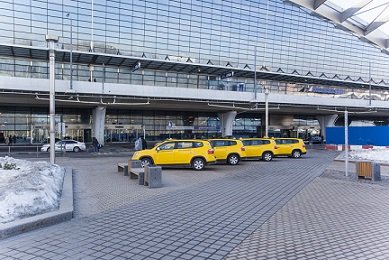 ФАС открыла производство в отношении Домодедово за недопуск такси на первую линию