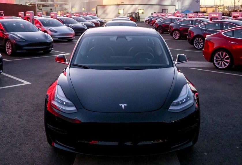 «Связному» поступило более 200 заявок на машины «Tesla»