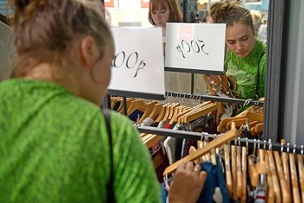 Граждане РФ начали экономить на покупке одежды
