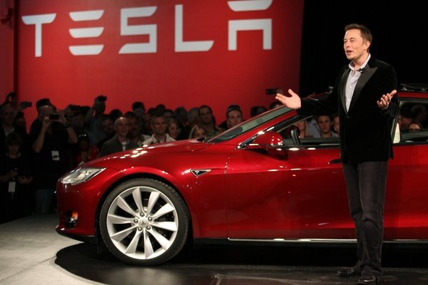 Акционеры «Tesla» подали на Илона Маска в суд