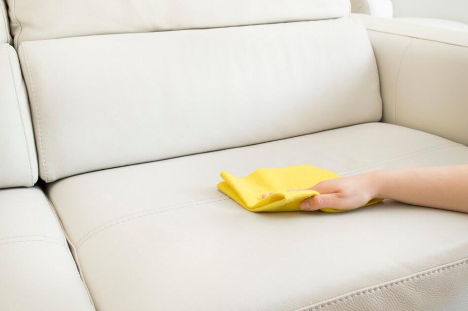 Как почистить кожаный диван: эффективные средства для очистки и реставрации