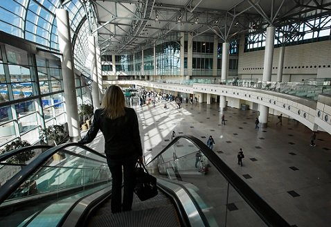 Аэропорты позволят пассажирам проходить в самолеты по смартфонам