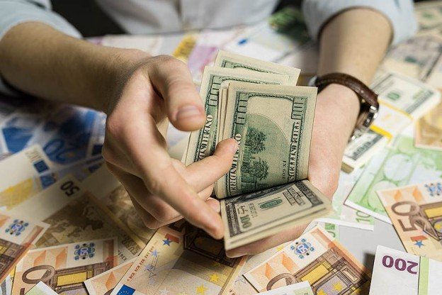 Зарубежные контрагенты задерживают расчеты в долларах с российскими компаниями