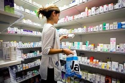 Супермаркетам позволят торговать лекарствами из специального перечня