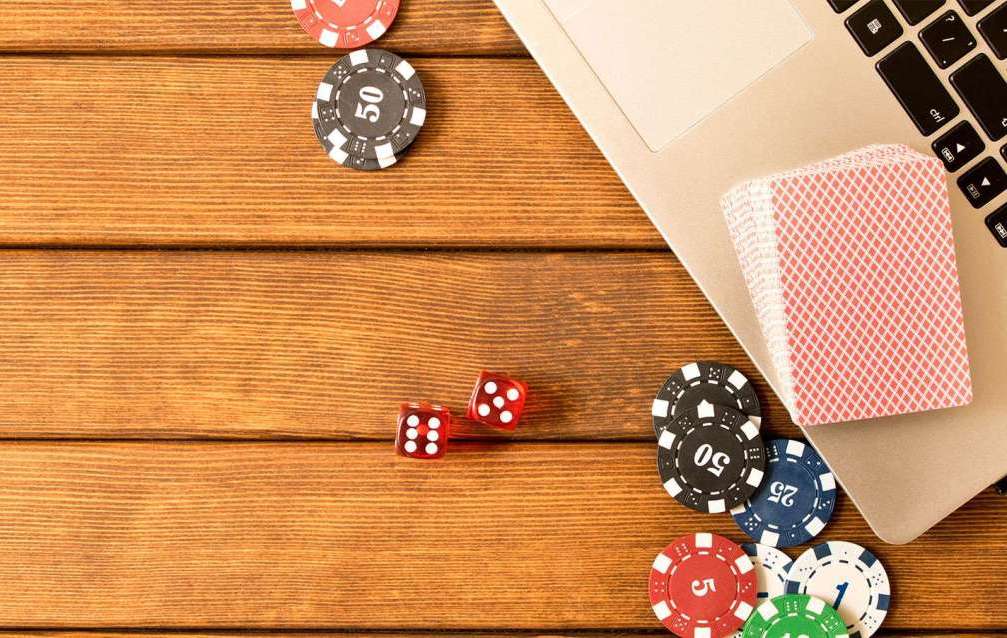 Как начать игру на Пати Покер на деньги?