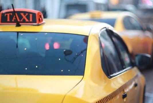 Бизнес попросил власти Москвы сделать бесплатной стоянку для таксистов