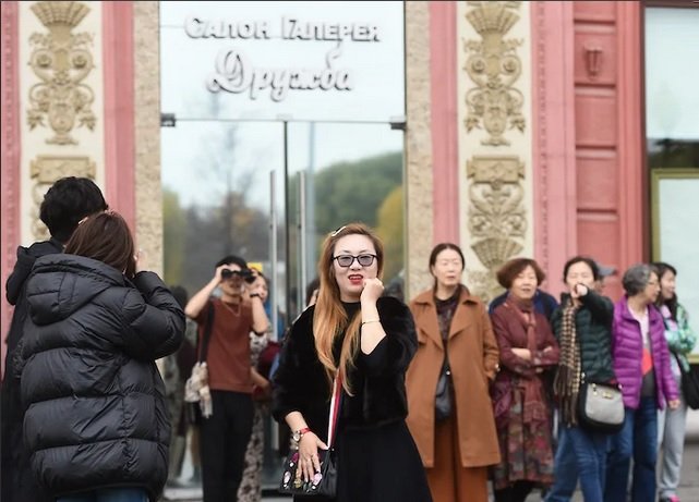 Магазины, работавшие с китайскими туристами, уезжают с Фрунзенской набережной