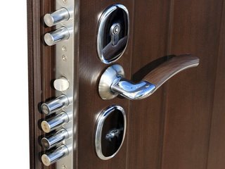 выбор фурнитуры для входных металлических дверей
