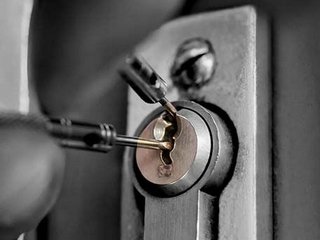 Свободный доступ в каждый дом – как открыть дверь без ключа?