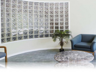 Интерьерные стеклянные перегородки в интерьерах для домов и современных офисов от Московской Зеркальной Фабрики