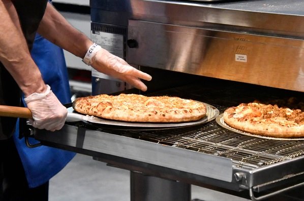 Из-за эпидемии продажи «Domino's Pizza» упали на треть