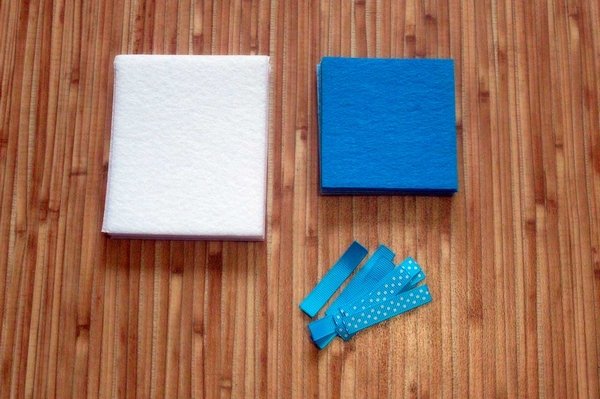 Белый и голубой фетр, нарезанный квадратами