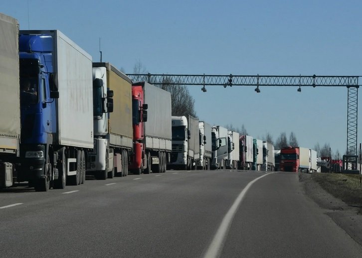 На границе с Латвией и Литвой скопились тысячи грузовых машин
