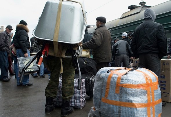 Трудовые мигранты покидают Россию из-за отсутствия работы и обесценивания рубля