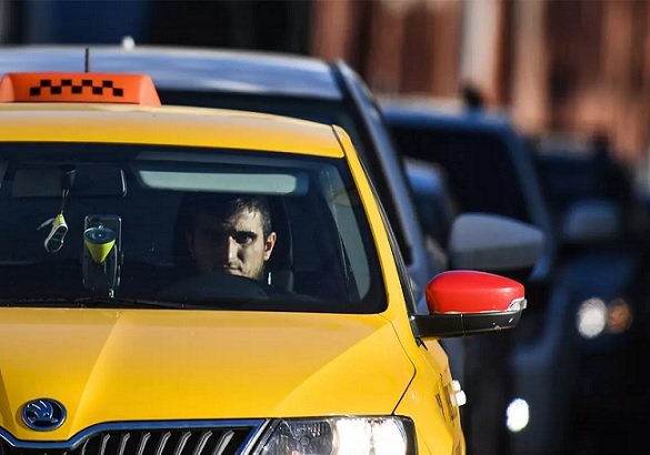 Из-за санкций в России увеличилось число нелегальных таксистов
