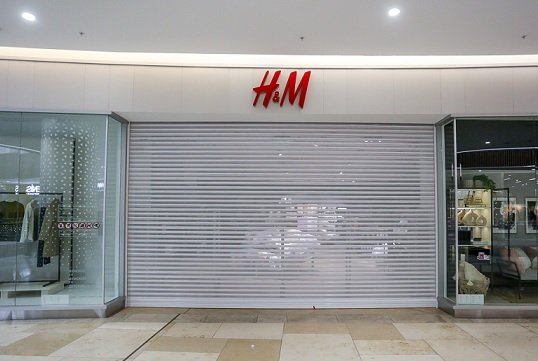 Товарные остатки будут распроданы H&M без скидок
